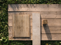 Výchozí materiály: pražce, trámky, sklolaminát, cementotřískové desky (Sauna, ika.architekti)