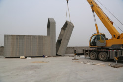 Obr. 13: Montáž dvoupodlažního objektu z prefabrikátů tištěných společností Winsun, Čína,