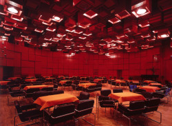 Atypický strop v konferenčním sále hotelu Thermal byl navržený manželi Machoninovými.