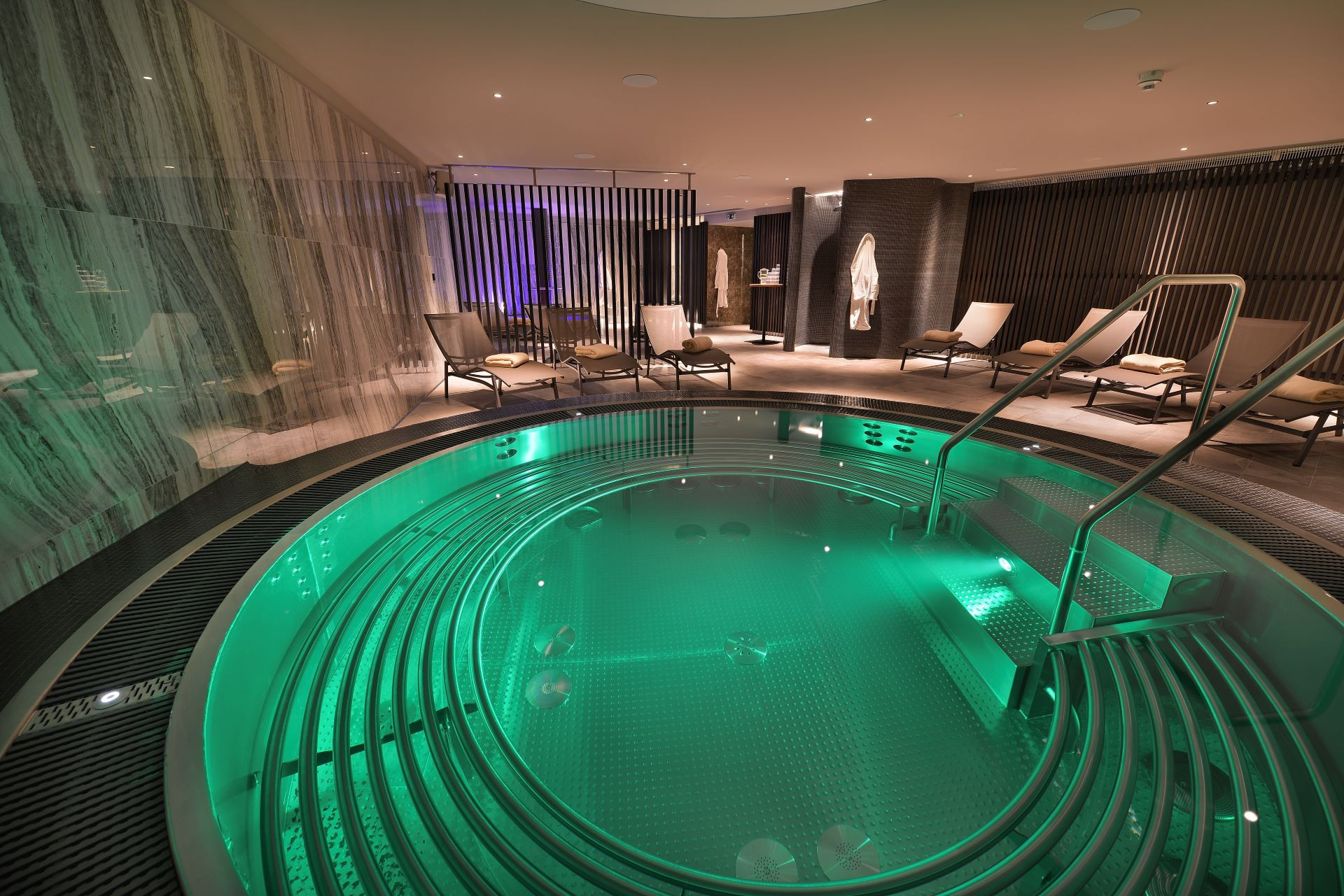 Kruhová nerezová vířivka IMAGINOX pro wellness Grandhotelu Hradec v Peci pod Sněžkou