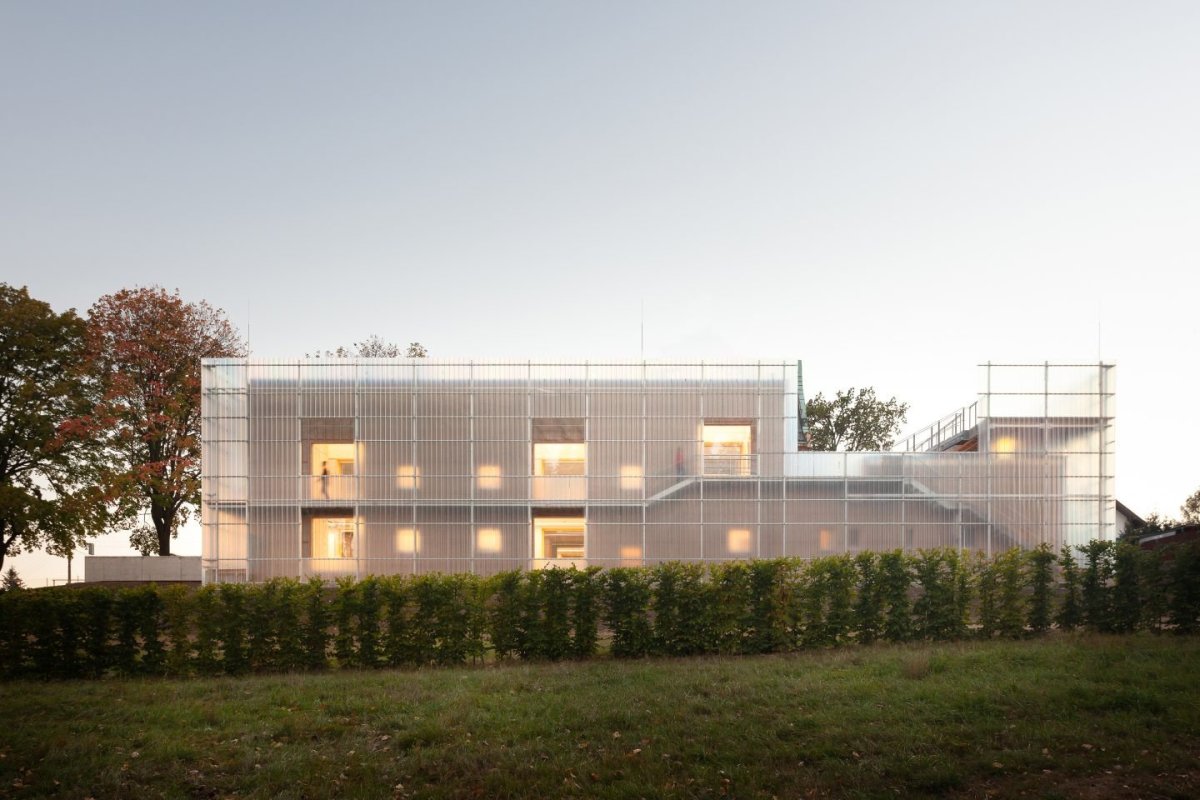 Hlavní cenu přehlídky Česká cena za architekturu 2019 získala Mateřská škola Nová Ruda od Petra Stolína a Aleny Mičekové