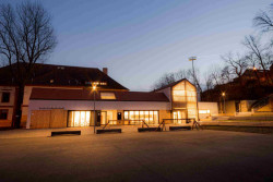 Budova knihovny s restaurací ve Šlapanicích od Milana Podroužka a spoluautorů