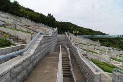 Zahradu tvoří 100 květinových záhonků, které v každém ročním období zdobí jiné druhy rostlin