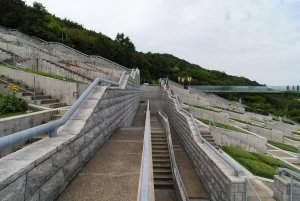 Zahradu tvoří 100 květinových záhonků, které v každém ročním období zdobí jiné druhy rostlin