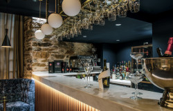 Věznice proměněná v hotel v Cornwallu od studia Twelve Architects