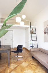 V pracovně se dá nejen pracovat, ale také přespávat na vloženém patře. (Byt na nábřeží, DDAANN)