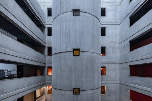 Otevřená atria vertikálně propojují celý interiér budovy