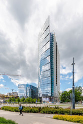 Mennica Tower je dominantou města Varšava. A v noci září.