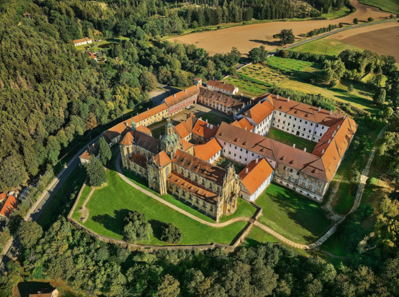 Kladruby u Stříbra – benediktinským klášterem provede Silvie Strachotová a architektka Eli Havla.