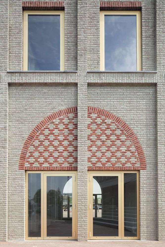 Monadnock, dominanta obce Nieuw-Bergen, detail fasády, foto