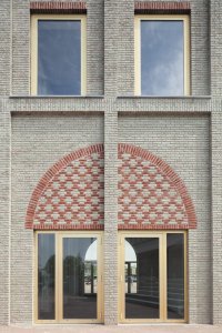 Monadnock, dominanta obce Nieuw-Bergen, detail fasády, foto