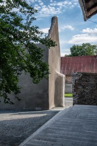Vstup do expozice po nové rampě s průhledem na rodný dům