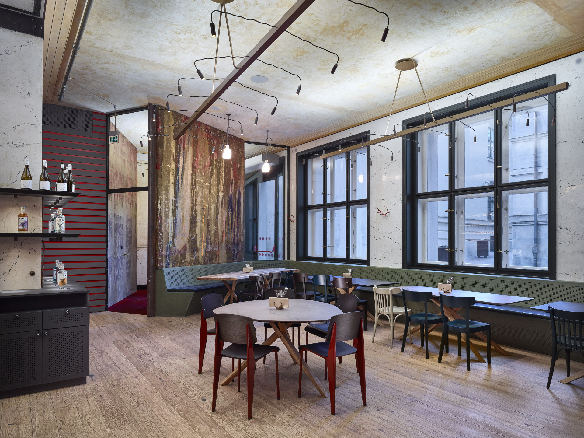 Neobvyklé prostory bývalé bankovní haly a bankovního trezoru autoři vybavili na míru řešenými stoly, lavicemi, pulty i osvětlením