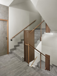 Aby mohly být v domě byty co největší, jsou společné prostory minimalizované. (Rezidence Gotthardská v Praze, NEDVEDARCHITETI)