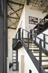 Sportovní hala ETB Sombroek ve městě Edam-Volendam v Nizozemsku od studia Kuiper Steur Architecten