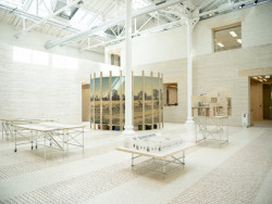 Teracco na podlaze obsahuje zbytky starých střešních tašek a cihel. (Rekonstrukce bývalých železničních dílen; ASSEMBLE, Atelier Luma, BC Architects )