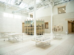 Teracco na podlaze obsahuje zbytky starých střešních tašek a cihel. (Rekonstrukce bývalých železničních dílen; ASSEMBLE, Atelier Luma, BC Architects )