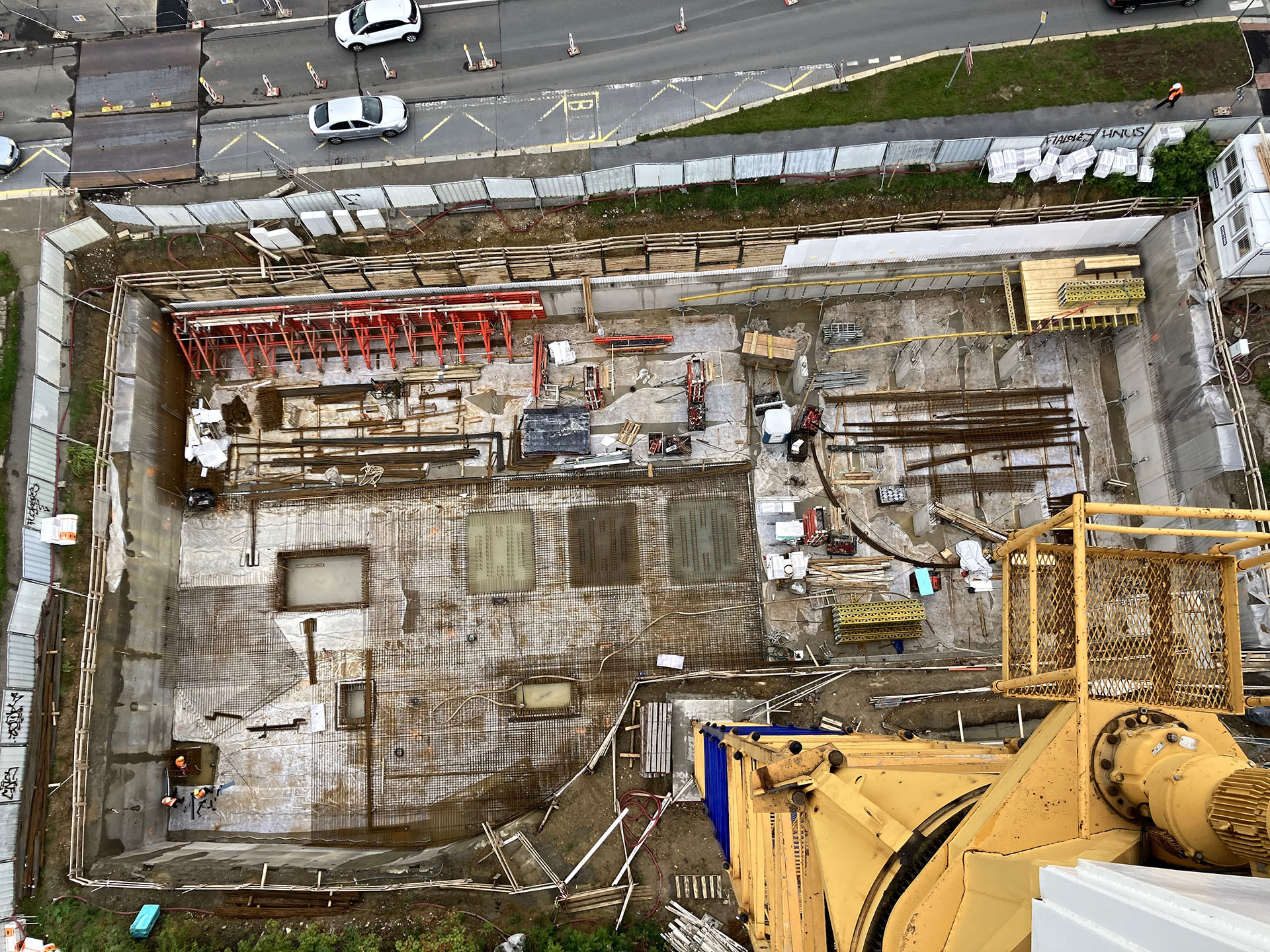 Pohled na staveniště bytového domu Happi Milánská v Horních Měcholupech z jeřábu