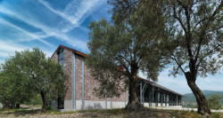 Mimarlar ve Han Tümertekin, lisovna organického oleje v Angelu, foto