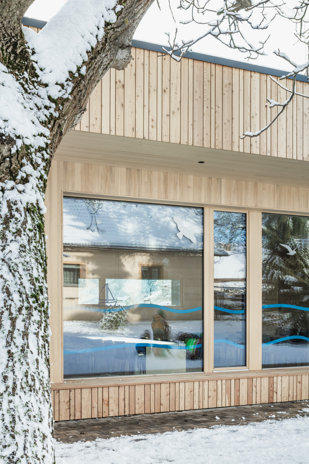 Jídelna podle návrhu Nikoly Tomkové rozšiřuje budovu základní školy ve Vyžlovce