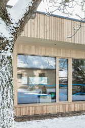 Jídelna podle návrhu Nikoly Tomkové rozšiřuje budovu základní školy ve Vyžlovce