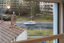 Pohled na silnici za domem, na které se kdysi závodilo. (Rodinný dům v Kohoutovicích, Ateliér Kopecký)