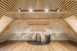 Galerie již v sýpce byla, nově ji však doplnilo centrální schodiště. To přirozeně odděluje převýšený sál od části s barem a galerií, aniž by narušovalo otevřený charakter prostoru. Jak doplňuje architektka Pavla Feistnerová, schodiště se osvědčilo také jako místo pro svatební proslov či organizaci hostů.