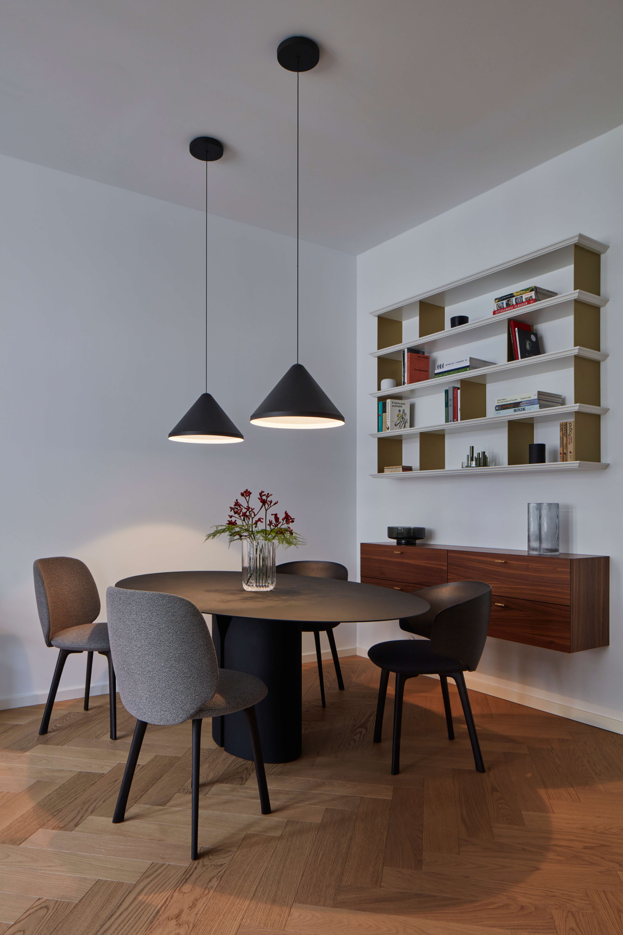 Výrazným dodavatelem interiérového vybavení byla firma Konsepti, která dle návrhu Terezy Stambolijská vybavila velkou část nábytku.