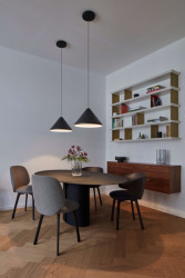 Výrazným dodavatelem interiérového vybavení byla firma Konsepti, která dle návrhu Terezy Stambolijská vybavila velkou část nábytku.