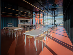 Mjölk architekti ve spolupráci s interiérovou designérkou Jitkou Třmínkovou navrhli jídelnu děčínské firmy RYKO.