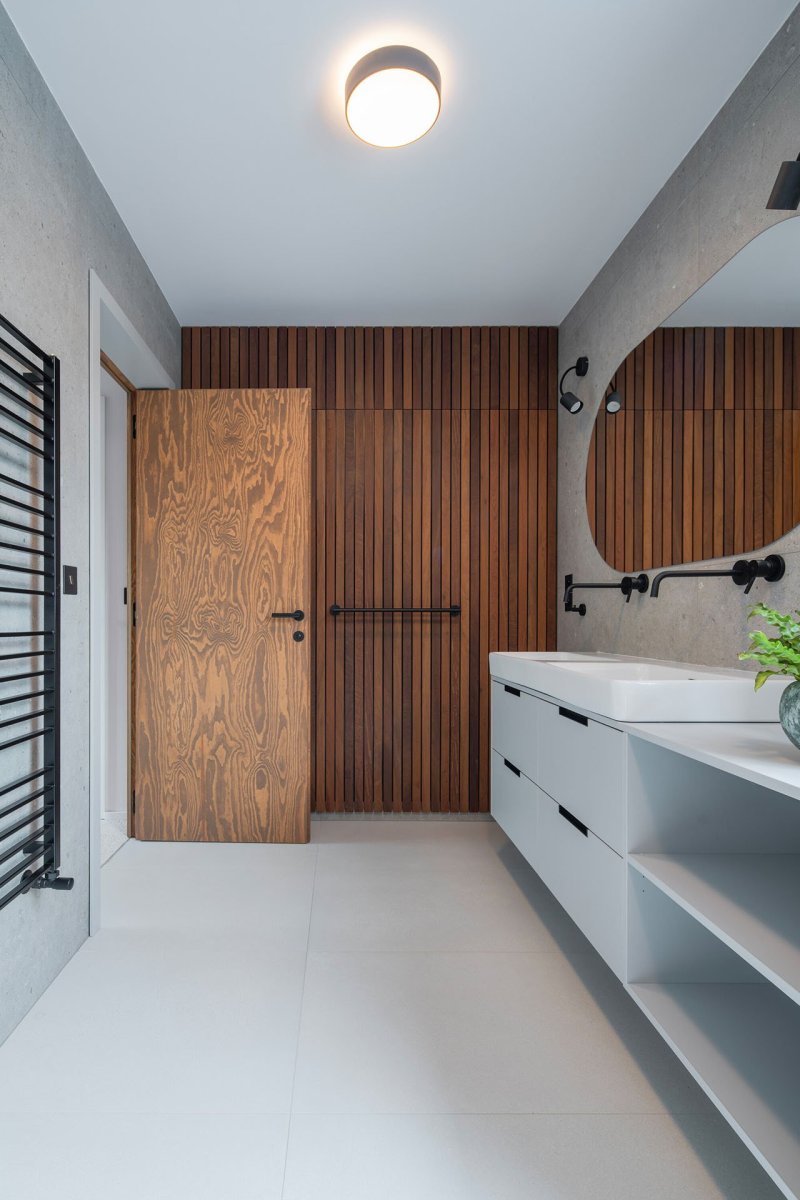 V pokojích vládne bílá barva, dřevo a černé detaily. (Zapomenutá stodola, Karnet architekti)