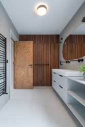 V pokojích vládne bílá barva, dřevo a černé detaily. (Zapomenutá stodola, Karnet architekti)