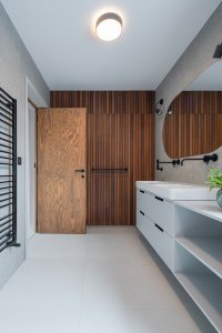 V pokojích vládne bílá barva, dřevo a černé detaily. (Zapomenutá stodola, Karnet architekti)