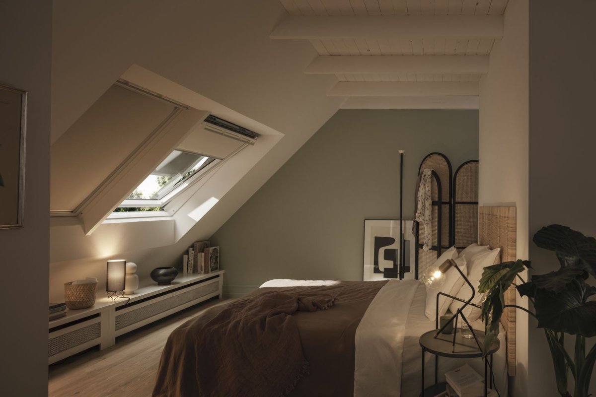 Lehká venkovní roleta na solární pohon SSS, Velux.
