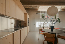 Obývací pokoj s kuchyní (Byt ve vnitrobloku; BekArch)