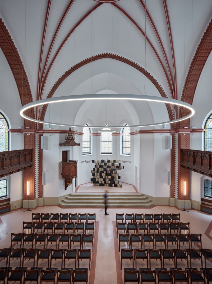 Obnova Červeného kostela, atelier-r: U kostela byly zpevněny základy, sanováno staré zdivo, opraveny omítky a vnější fasád