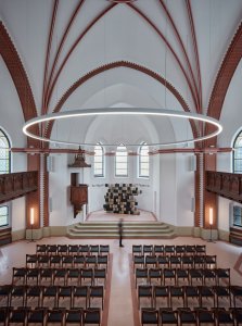 Obnova Červeného kostela, atelier-r: U kostela byly zpevněny základy, sanováno staré zdivo, opraveny omítky a vnější fasád