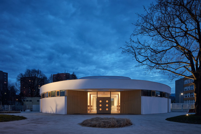 Nová školka na severu Čech stojí v zahradě a je kulatá.