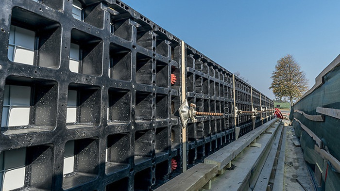Lehké rámové bednění DUO nasazené na římse mostu nad D1 spojující Hněvkovice a Jiřice s Humpolcem.