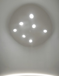 Za novým návštěvnickým centrem osady Ploština stojí studio Art Consultancy.