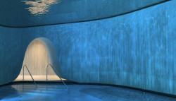 Interiér je plný luxusních materiálů a organických tvarů. Spa jsou výhradně pro dospělé a za jejich návštěvu si připlatíte.