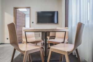 Studio Gebas realizovalo v Peci pod Sněžkou Hotel Zelený potok zahalený do dřeva.