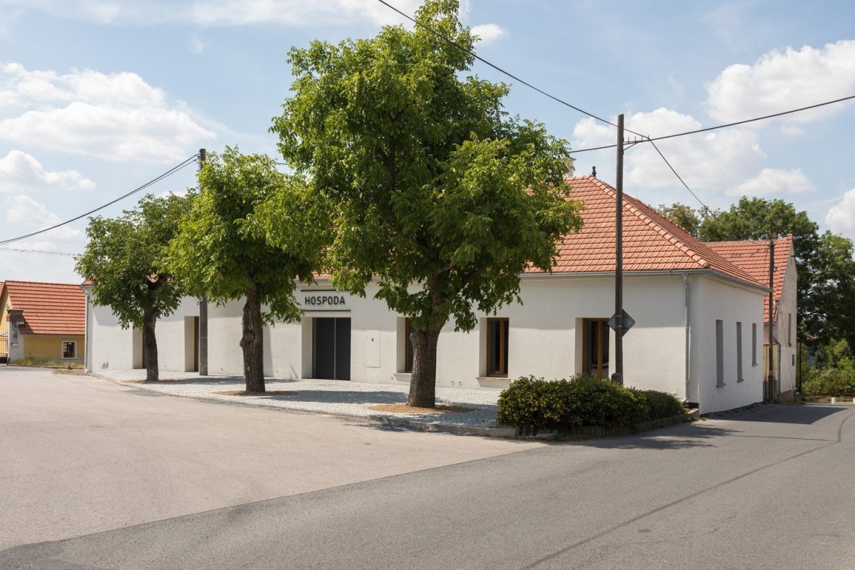 Rekonstrukce hospody se sálem v Máslovicích od bod architekti
