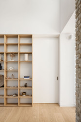 Rodinný dům v Záhorských sadech v Bratislavě, ARCHITEKTI mikulaj & mikulajova: V interiérech byly použity především světlé barvy a dřevo