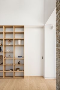 Rodinný dům v Záhorských sadech v Bratislavě, ARCHITEKTI mikulaj & mikulajova: V interiérech byly použity především světlé barvy a dřevo