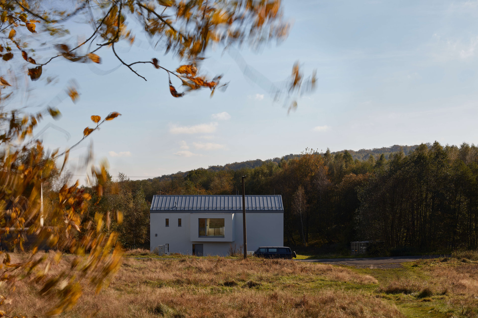 Pohled ze severu, od skal. (Novostavba rodinného domu, Tisá; 2xpa)
