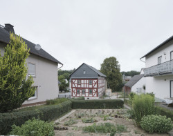 Architekt Marc Flick zrekonstruoval zchátralý dvůr v západním Německu