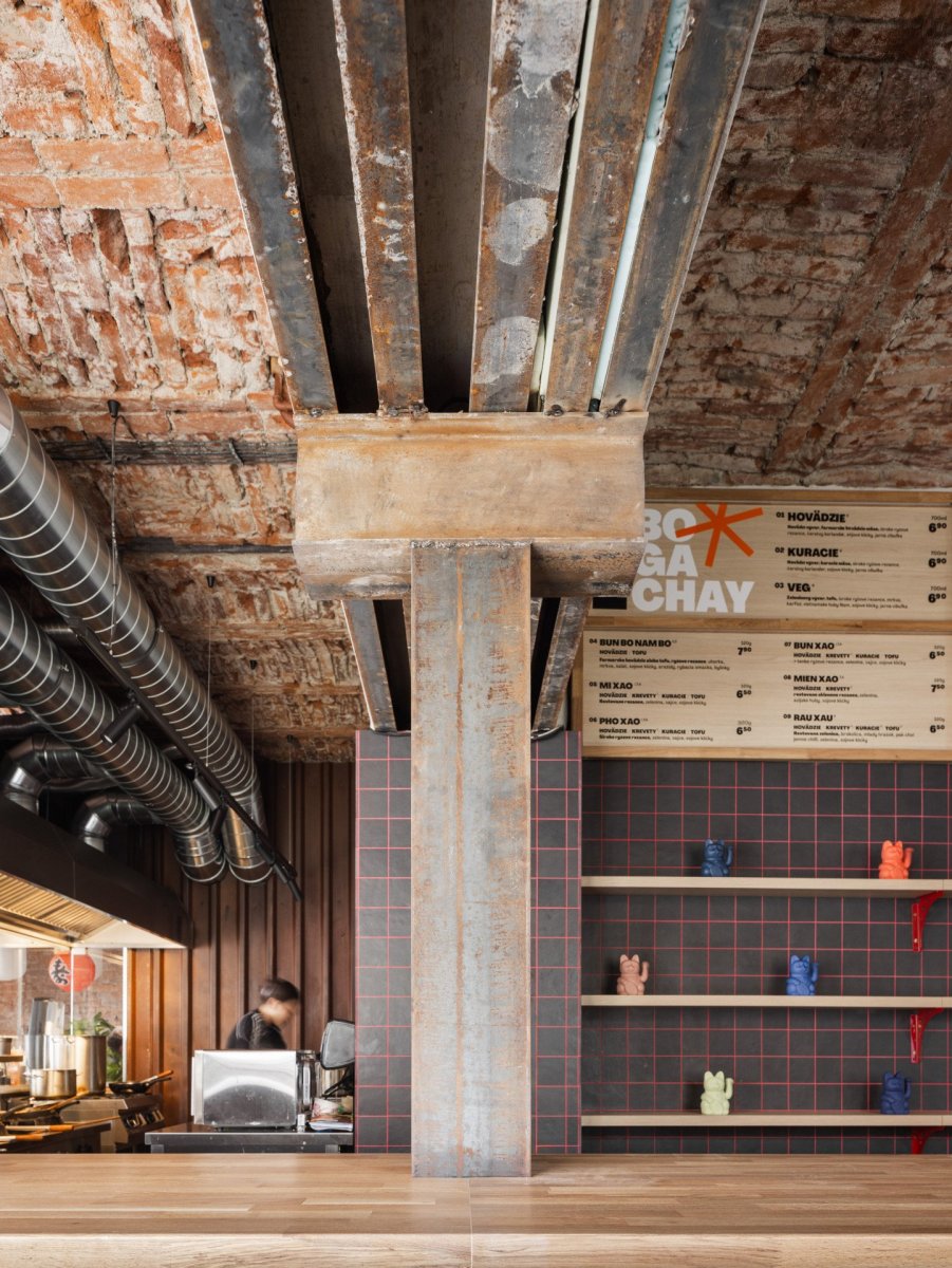 SOA architekti navrhli interiér vietnamské restaurace Pho King v nárožním domě v Popradě.