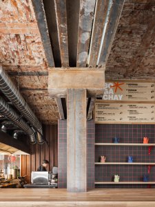 SOA architekti navrhli interiér vietnamské restaurace Pho King v nárožním domě v Popradě.