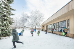 Jídelna podle návrhu Nikoly Tomkové rozšiřuje budovu základní školy ve Vyžlovce